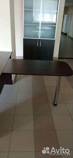 Офисный стол с переговорной зоной