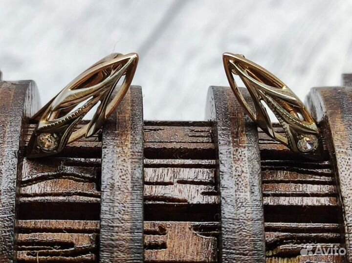 Золотые серьги 585 пробы массой 2.7 грамма