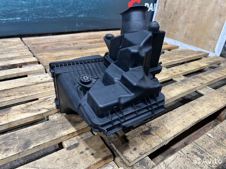 Корпус воздушного фильтра правый Bmw 7 E66 N62B48