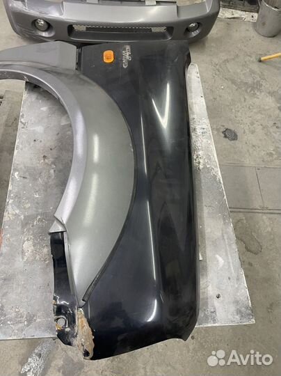 Крыло переднее правое