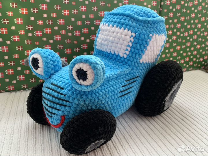 Синий трактор. Вязанная игрушка