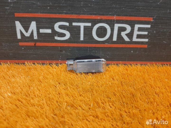 Плафон освещения передний правый Audi Q5 8R cdnc