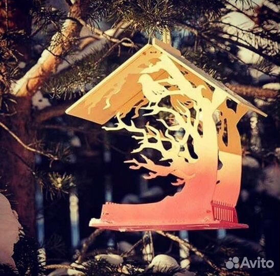 Кормушки, лаз в двери, лежанки