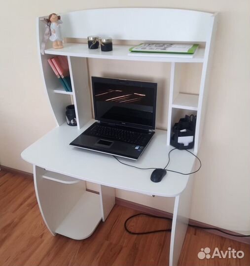 Компьютерный стол белый