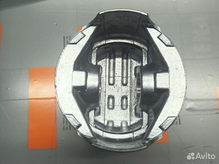 Поршень с пальцем и стопорными кольцами