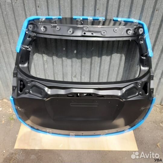 Крышка багажника Toyota RAV4 2015