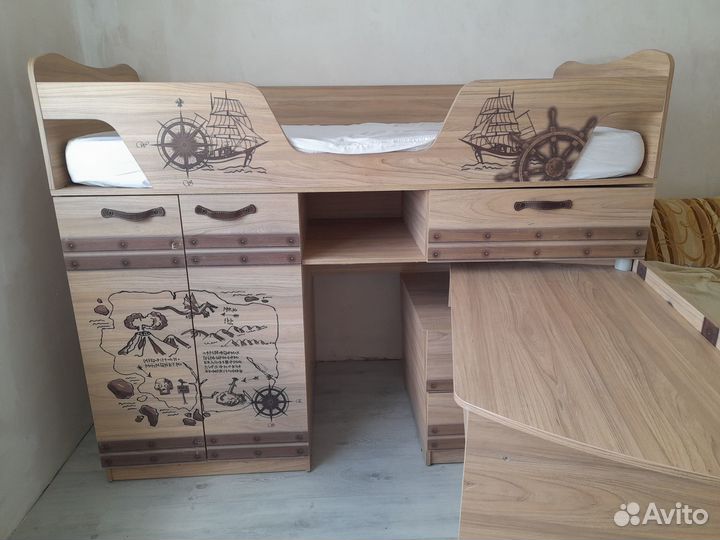 Кровать чердак со столом и шкафом