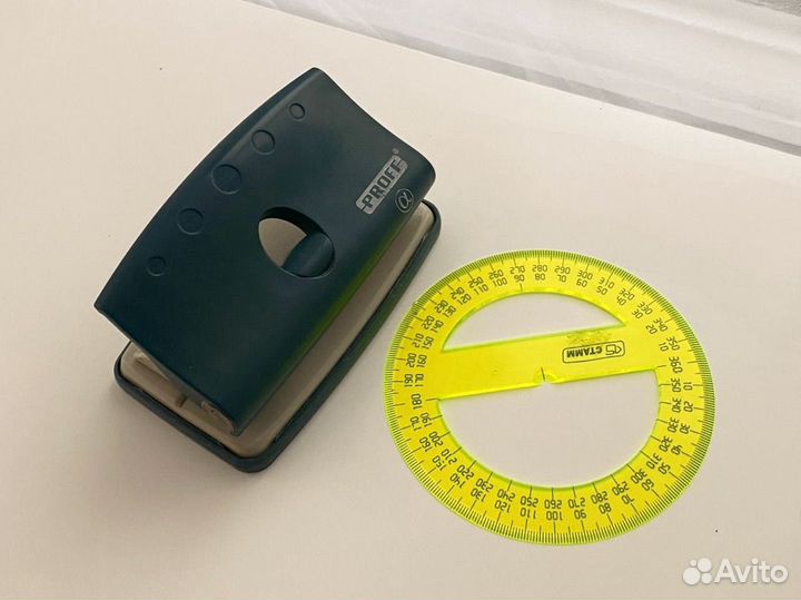 Дырокол и транспортир