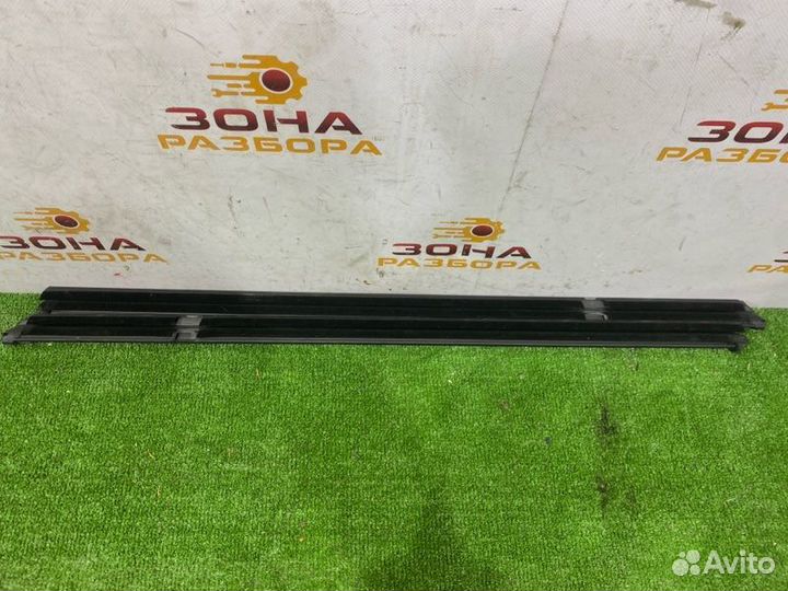 Уплотнитель стекла двери задний Volkswagen Golf