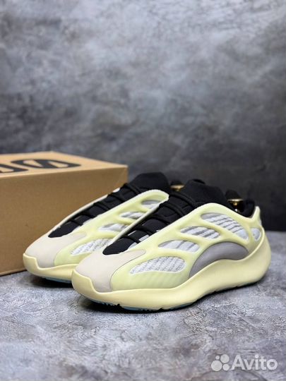 Кроссовки Adidas Yeezy Boost 700 V3 Alvah желтые