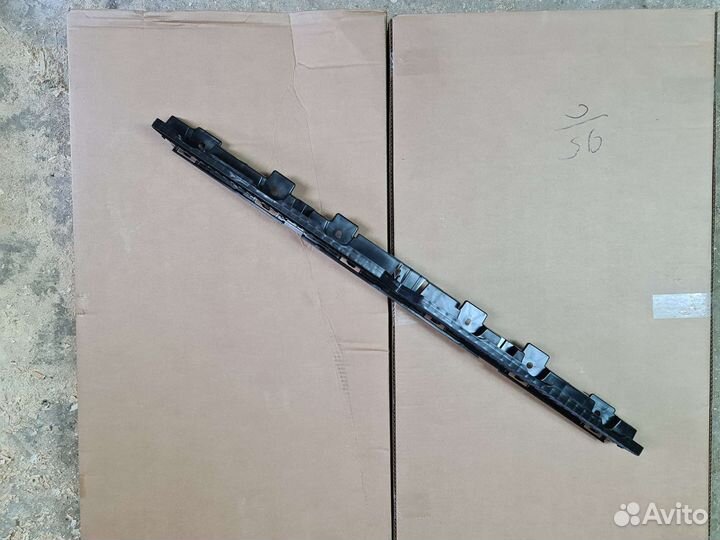 В наличии направляющая заднего бампера