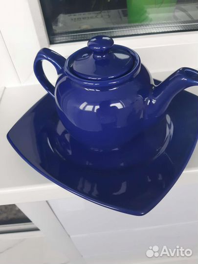 Керамический чайник с тарелкой