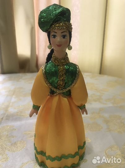 Сувенирная кукла в национальном костюме