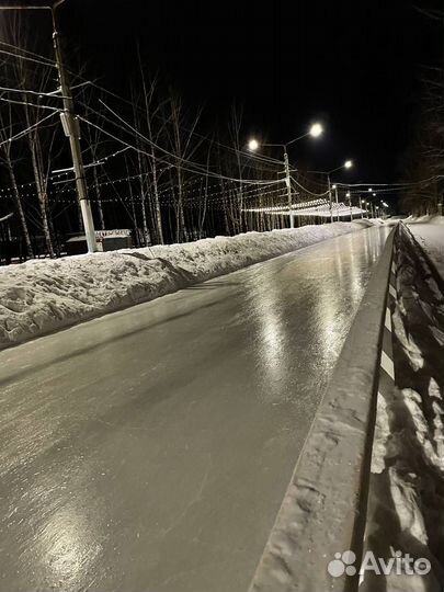 Работник на заливку катка