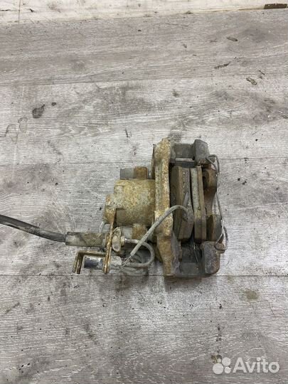 Суппорт тормозной передний правый Volkswagen Passa