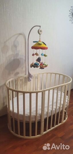 Детская кроватка с маятником