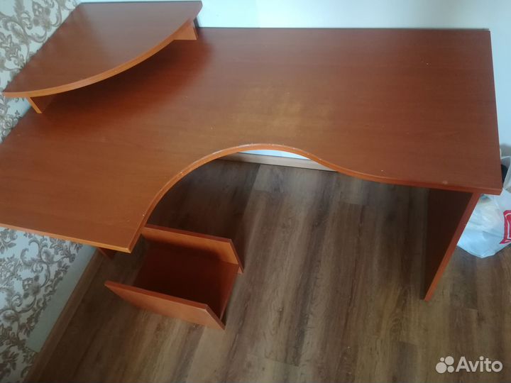 Угловой письменный стол