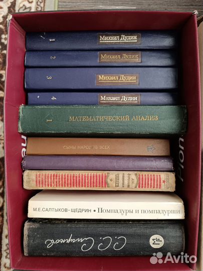 Много книг в коробке