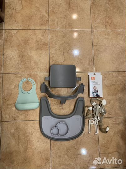 Столик, ремни, тарелка, слюнявчик stokke