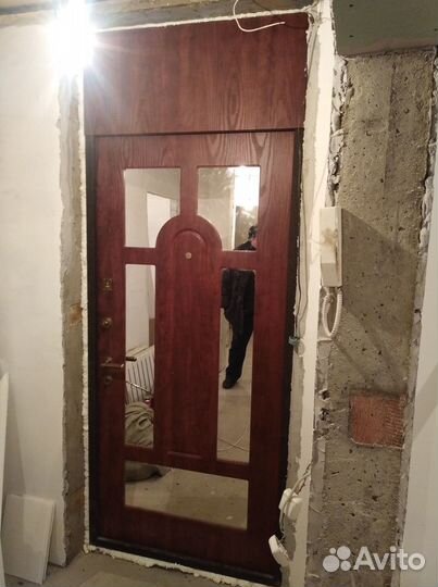 Входная дверь с зеркалом