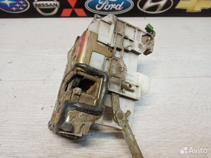 Замок двери передний правый Toyota Avensis CDT220L