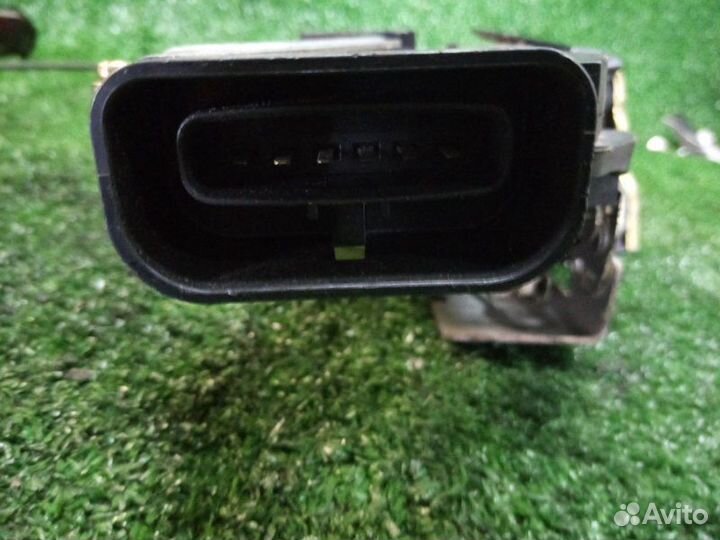 Замок двери передний правый Toyota Ipsum SXM10