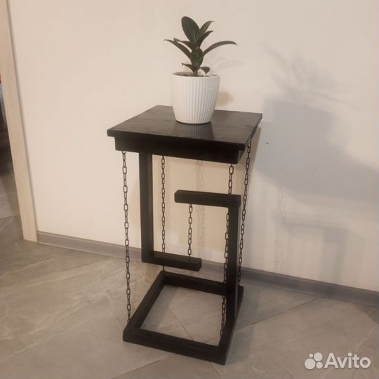 Декоративный столик на цепях