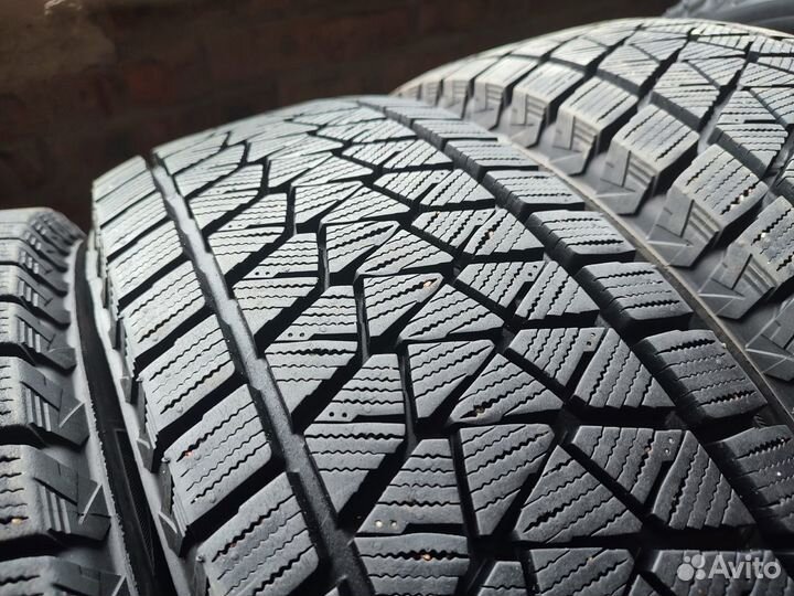 Bridgestone Blizzak DM-V2 215/70 R17