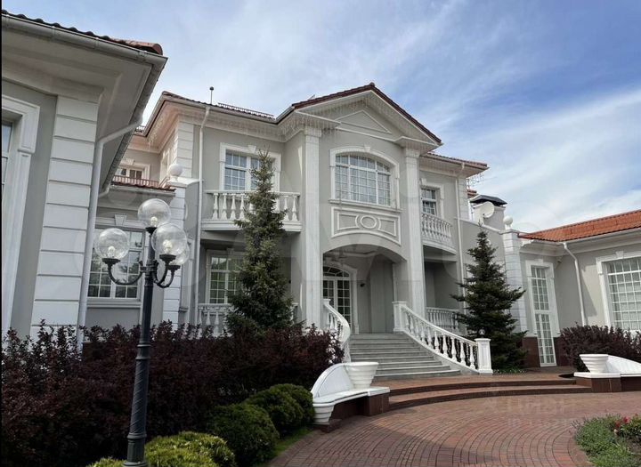 Дом 2200 м² на участке 74 сот.