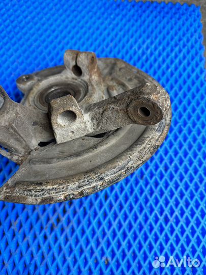 Поворотный кулак передний левый Renault Clio