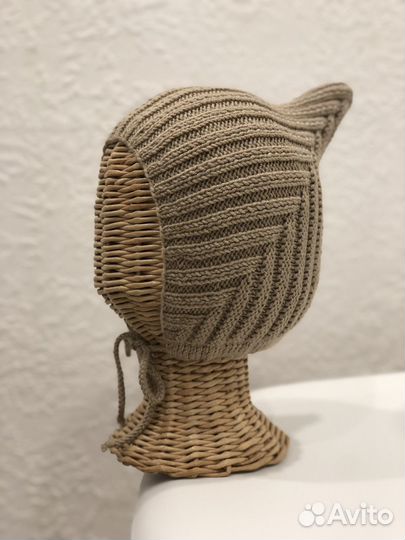 Вязаный коплект шапочки, варежки, манишка