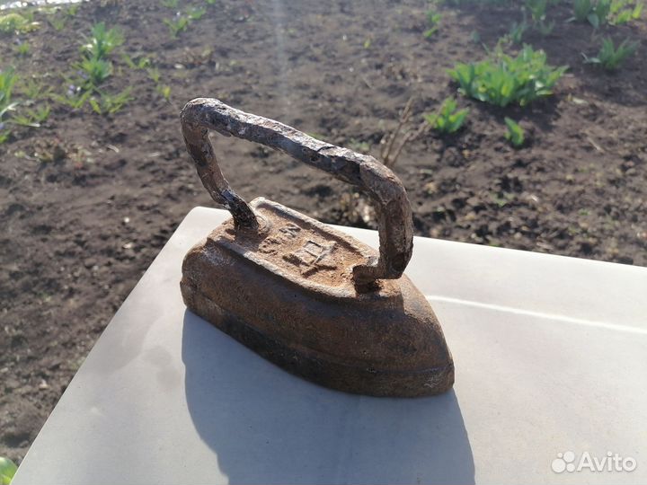 Старый утюг чугунный