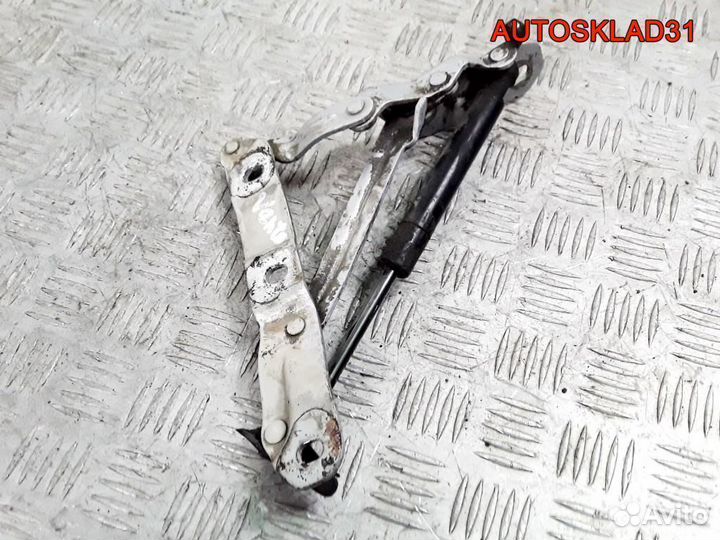 Петля крышки багажника левая VW Golf 3 1H5827301C