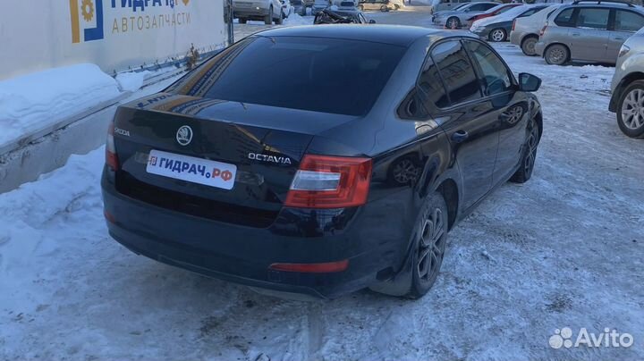 Кронштейн заднего бампера правый Skoda Octavia (A7