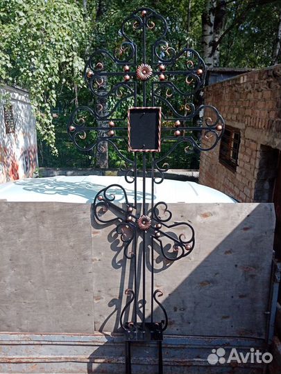 Оградки на кладбище, кресты, столы, лавочки