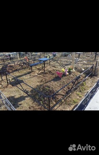 Столы скамейки на кладбище