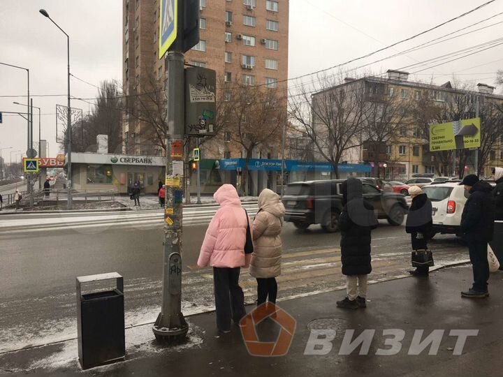 Торговое помещение на оживленном перекрестке