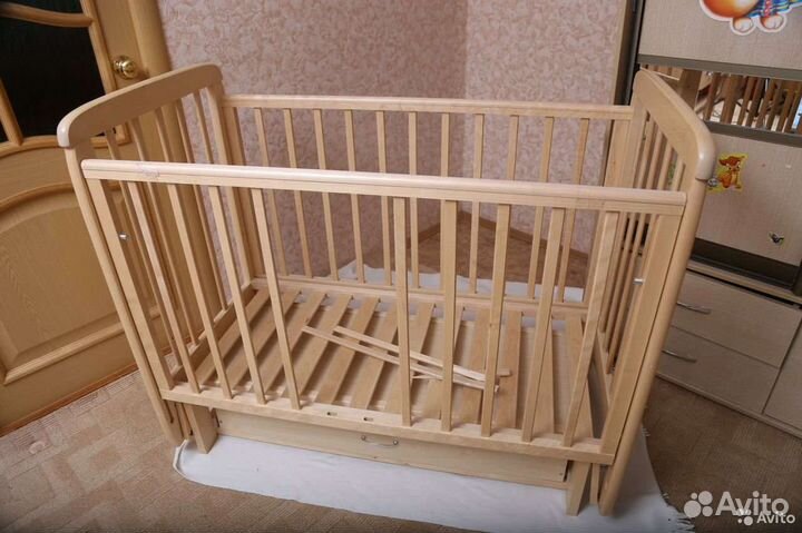 Детская кроватка с маятником