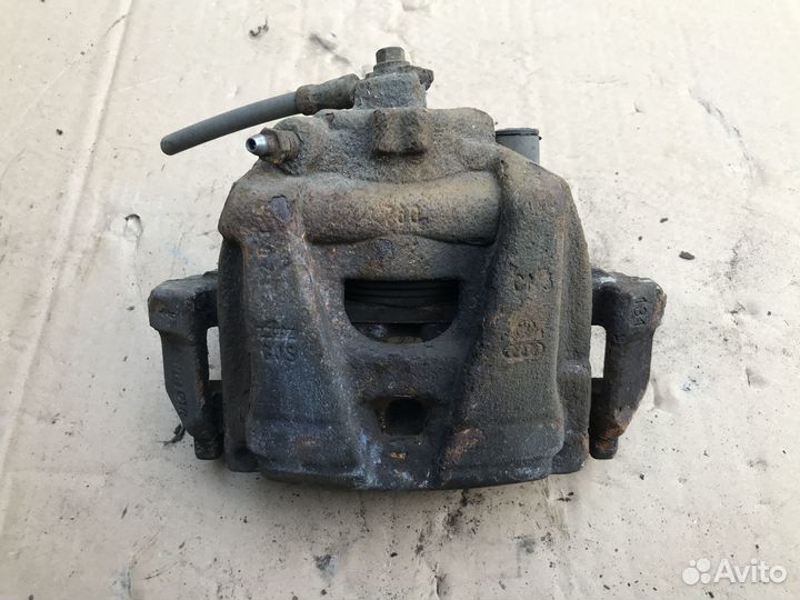 Суппорт передний правый Volkswagen Tiguan 11-17