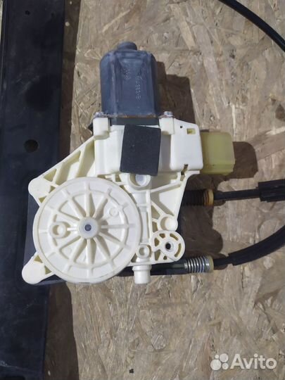 Стеклоподъёмник передний левый Ford Monde 4