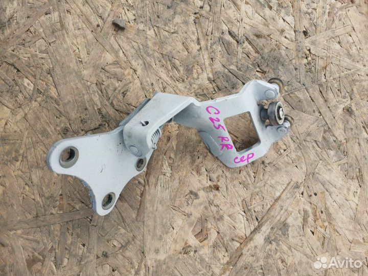 Ролик раздвижной двери задний правый Nissan Serena