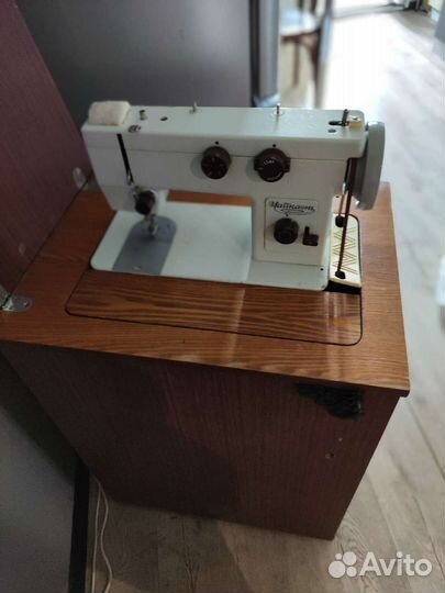 Швейная машина Чайка 143