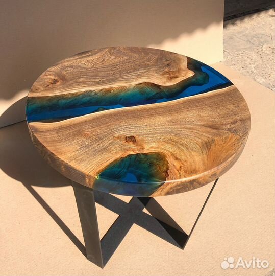 Круглый журнальный столик с эпоксидной смолой
