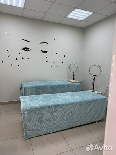 Сдам рабочие места маникюра и кушетку