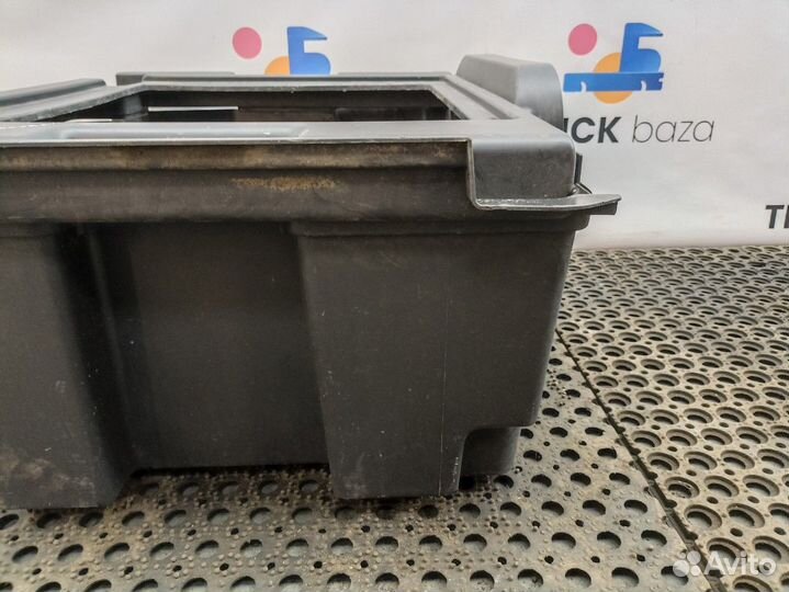 1368673 Ящик инструментальный правый