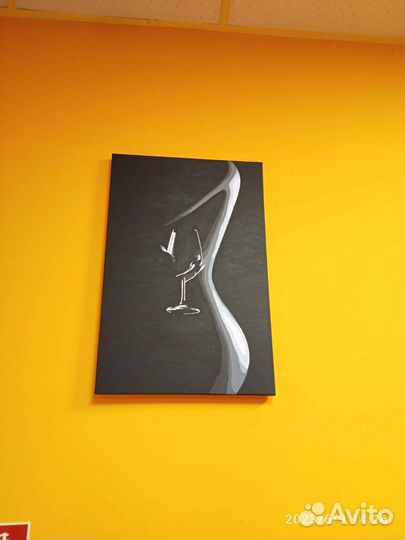 Картина, под каблуком у стакана