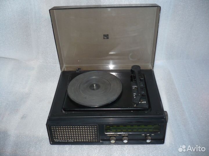 Проигрыватель виниловых пластинок 