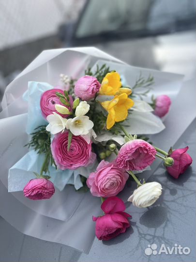 Букет из ранункулюсов и фрезий