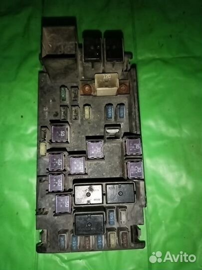 Блок предохранителей под капот Subaru Tribeca 2008