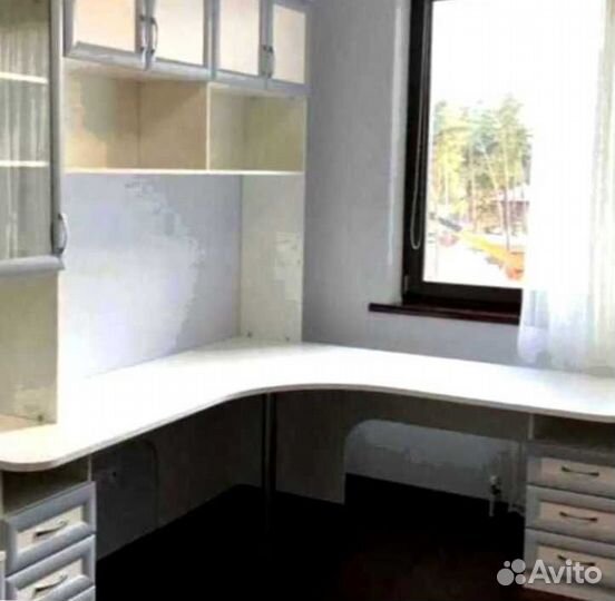 Рабочая зона в углу у окна